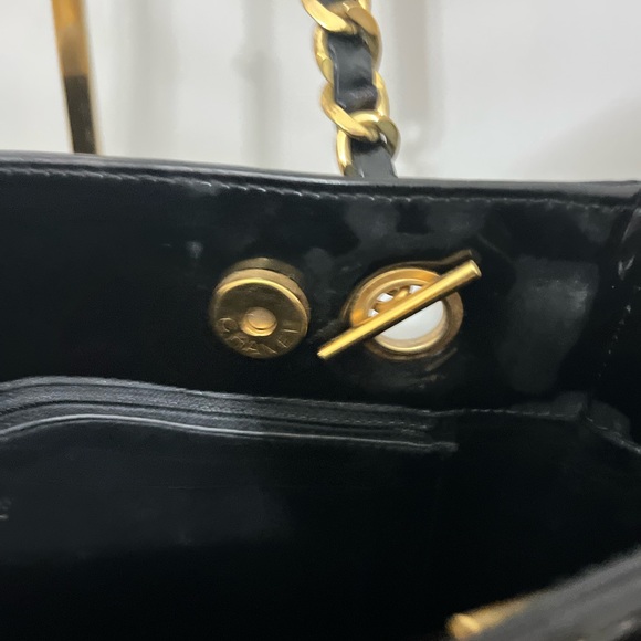 Chanel Black Parent Leather Shoulder Bag with CC logo - Picture 7 of 15